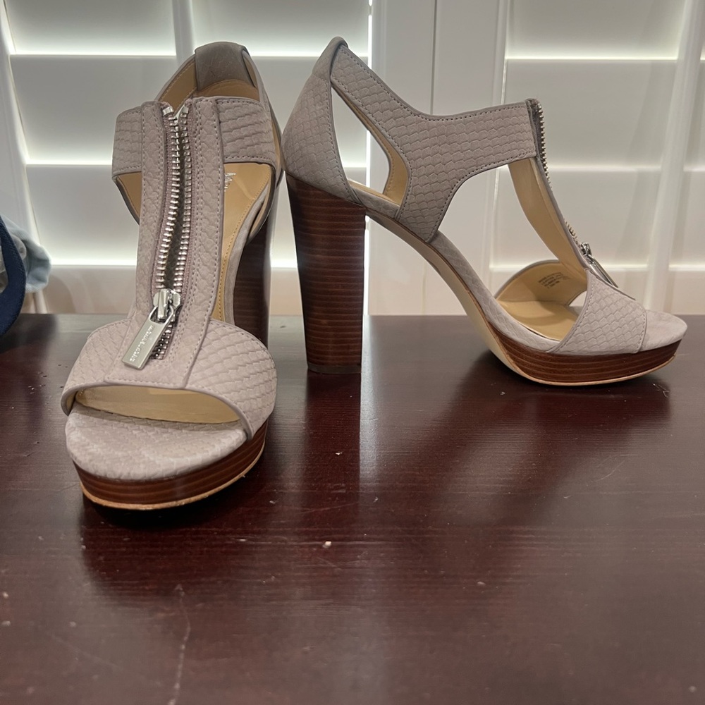 Micheal Kors 7.5/38